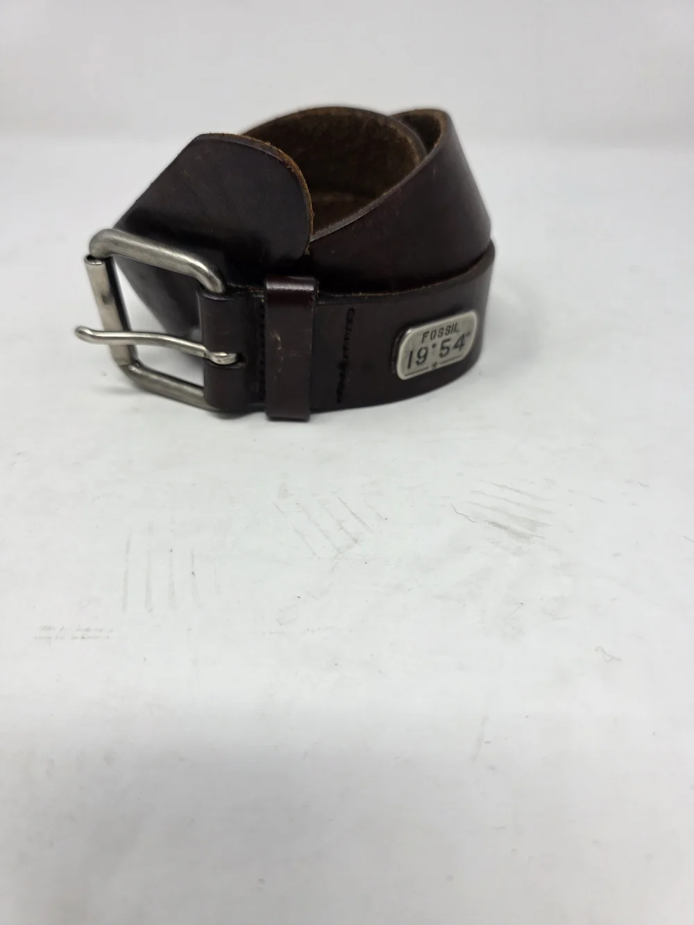 Fossil 1954 Distressed Dark Brown Leather Belt Metal Logo Plaque Buckle Mens 34